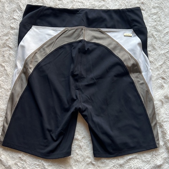 Alala Colorblock Matching Short Set - Picture 6 of 7